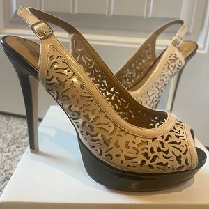 2 Lips Too sz 10 cream upper with black platform and 4 inch heel - NEW